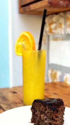 Sumo de laranja e fatia de bolo de chocolate