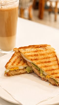 Tosta mista com café com leite