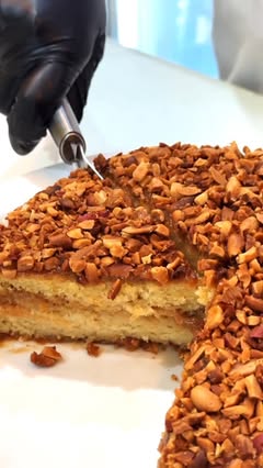 Bolo de jinguba crocante a ser cortado