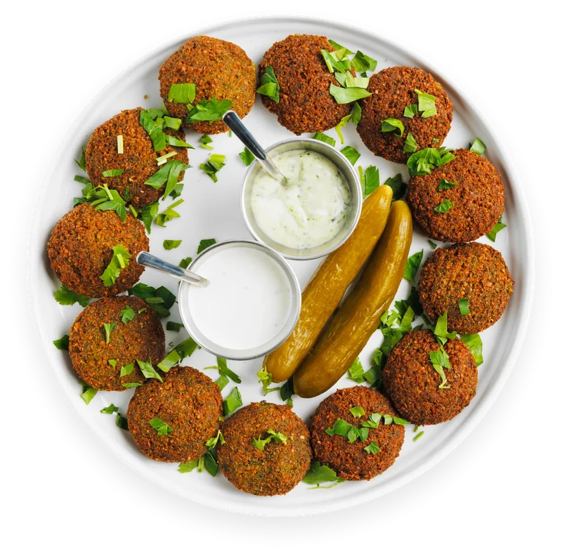 Prato de falafel com molhos